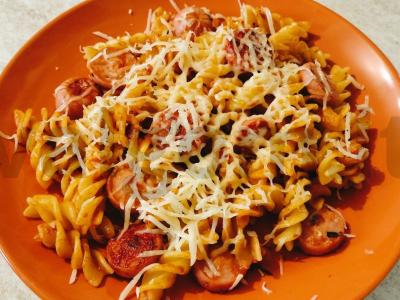 Makaronai su dešrelėmis ir pomidorų pasta pagrindine nuotrauka