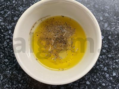 Salotos su jūros gėrybėmis, pomidorais, salotų lapais ir sūriu Žingsnis 1