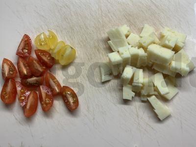 Salotos su jūros gėrybėmis, pomidorais, salotų lapais ir sūriu Žingsnis 3