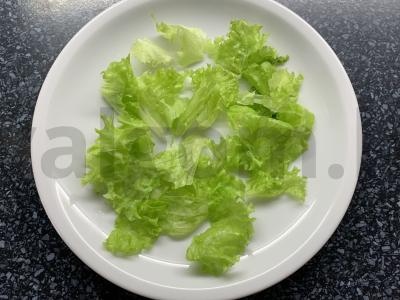 Salotos su jūros gėrybėmis, pomidorais, salotų lapais ir sūriu Žingsnis 4