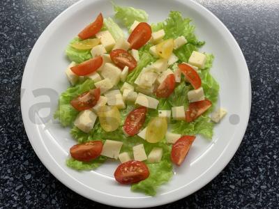 Salotos su jūros gėrybėmis, pomidorais, salotų lapais ir sūriu Žingsnis 5