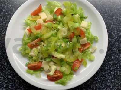 Salotos su jūros gėrybėmis, pomidorais, salotų lapais ir sūriu Žingsnis 6