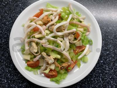 Salotos su jūros gėrybėmis, pomidorais, salotų lapais ir sūriu Žingsnis 7