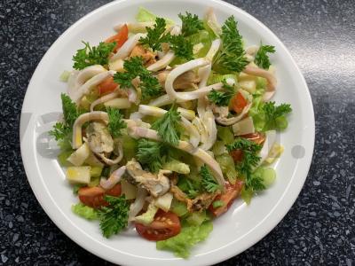 Salotos su jūros gėrybėmis, pomidorais, salotų lapais ir sūriu pagrindine nuotrauka