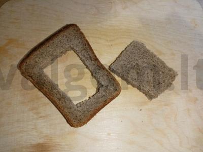 Kiaušinienė ruginiame duone su pomidorais Žingsnis 1