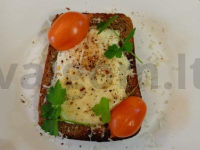 Kiaušinienė ruginiame duone su pomidorais pagrindine nuotrauka