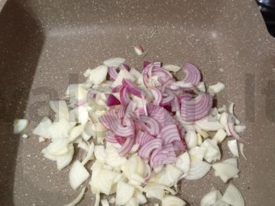 Nudrožinė su vištienos krūtinėle ir daržovėmis padaže Žingsnis 1