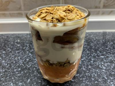 Morkų tyrės, granolos, jogurto ir džiovintų vaisių desertas pagrindine nuotrauka