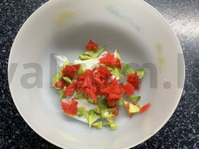 Užkandis ant krekerių su pomidorais Žingsnis 3