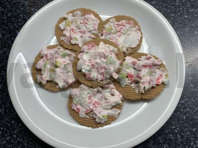 Užkandis ant krekerių su pomidorais Žingsnis 4