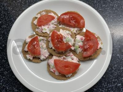 Užkandis ant krekerių su pomidorais Žingsnis 5