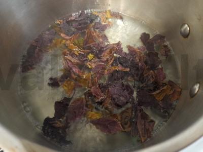 Kvapnus gėrimas iš baziliko su serbentų lapais ir mėta Žingsnis 2