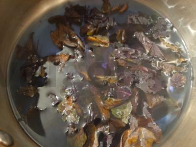 Kvapnus gėrimas iš baziliko su serbentų lapais ir mėta Žingsnis 3