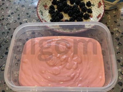 Braškių ledai su juodaisiais serbentais Žingsnis 4