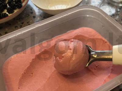 Braškių ledai su juodaisiais serbentais Žingsnis 5