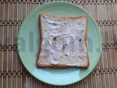 Klubo sumuštinis su sūriu, rūkytomis dešromis ir grietinės-muštynių padažu Žingsnis 4