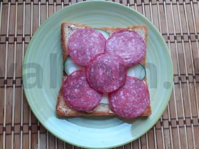 Klubo sumuštinis su sūriu, rūkytomis dešromis ir grietinės-muštynių padažu Žingsnis 5