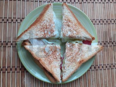 Klubo sumuštinis su sūriu, rūkytomis dešromis ir grietinės-muštynių padažu pagrindine nuotrauka