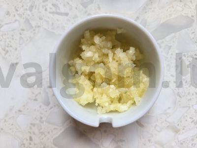 Anties šlaunelės su česnaku ir prieskoniais Žingsnis 2