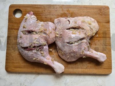 Anties šlaunelės su česnaku ir prieskoniais Žingsnis 3