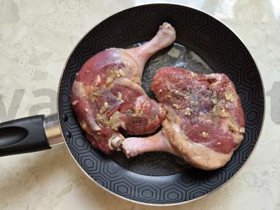 Anties šlaunelės su česnaku ir prieskoniais Žingsnis 4