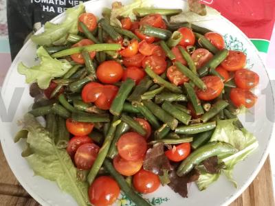 Salotas su žaliąja pupelių ir vyšniniais pomidorais pagrindine nuotrauka