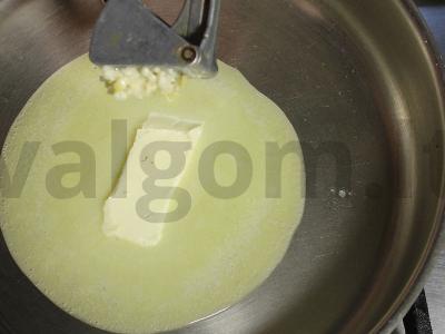 Farfalle su jūros gėrybėmis ir špinatais grietinėlės padaže su parmezanu Žingsnis 2