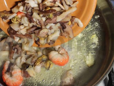 Farfalle su jūros gėrybėmis ir špinatais grietinėlės padaže su parmezanu Žingsnis 3