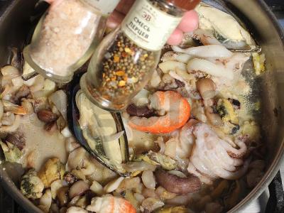 Farfalle su jūros gėrybėmis ir špinatais grietinėlės padaže su parmezanu Žingsnis 4