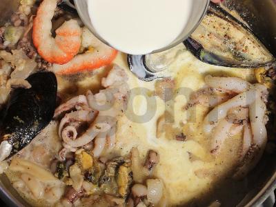 Farfalle su jūros gėrybėmis ir špinatais grietinėlės padaže su parmezanu Žingsnis 5