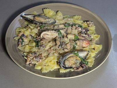 Farfalle su jūros gėrybėmis ir špinatais grietinėlės padaže su parmezanu Žingsnis 10