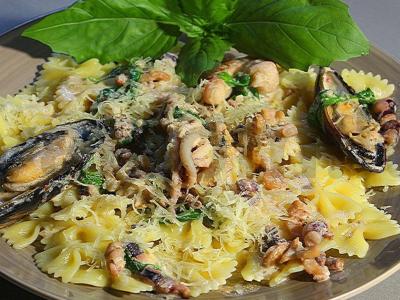 Farfalle su jūros gėrybėmis ir špinatais grietinėlės padaže su parmezanu pagrindine nuotrauka