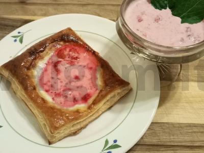 Sluoksniai su varške ir grietine su braškėmis pagrindine nuotrauka