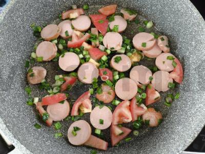 Kiaušinienė su dešrelėmis ir pomidorais Žingsnis 3