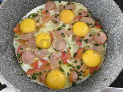 Kiaušinienė su dešrelėmis ir pomidorais Žingsnis 4