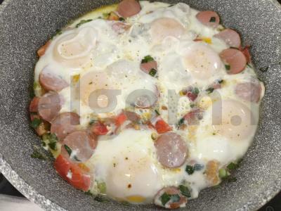 Kiaušinienė su dešrelėmis ir pomidorais Žingsnis 5