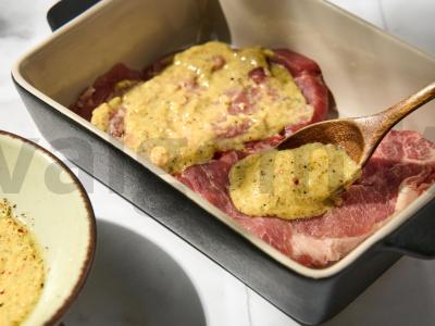 Kiaulienos steikai krienų marinate Žingsnis 3