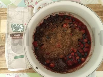 Gervuogių ir braškių džemas su cukranendrių cukrumi Žingsnis 3