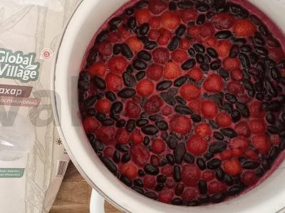 Gervuogių ir braškių džemas su cukranendrių cukrumi pagrindine nuotrauka