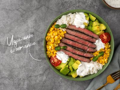 Bowl su steiku, avokadu ir kukurūzais pagrindine nuotrauka