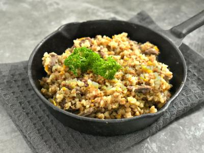 Vištienos širdelės su grikių koše keptuvėje pagrindine nuotrauka