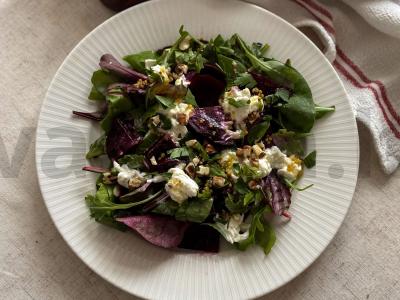 Salotas su burokėliais ir stracciatella pagrindine nuotrauka