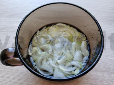 Sultingas salotas su vištiena, grybais ir marinuotais svogūnais Žingsnis 1