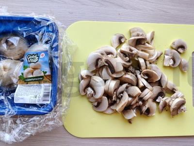 Sultingas salotas su vištiena, grybais ir marinuotais svogūnais Žingsnis 2