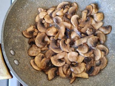 Sultingas salotas su vištiena, grybais ir marinuotais svogūnais Žingsnis 3