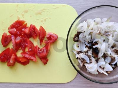 Sultingas salotas su vištiena, grybais ir marinuotais svogūnais Žingsnis 5