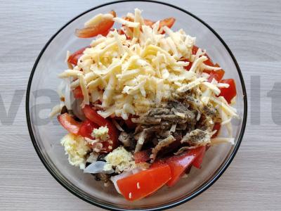 Sultingas salotas su vištiena, grybais ir marinuotais svogūnais Žingsnis 6