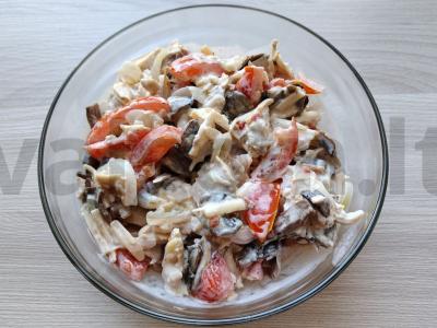 Sultingas salotas su vištiena, grybais ir marinuotais svogūnais Žingsnis 7