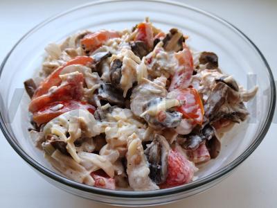 Sultingas salotas su vištiena, grybais ir marinuotais svogūnais pagrindine nuotrauka