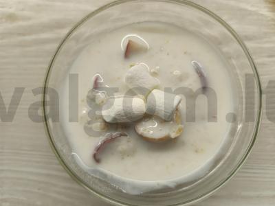 Saldus desertas su sausainiais ir persikais jogurte pagrindine nuotrauka